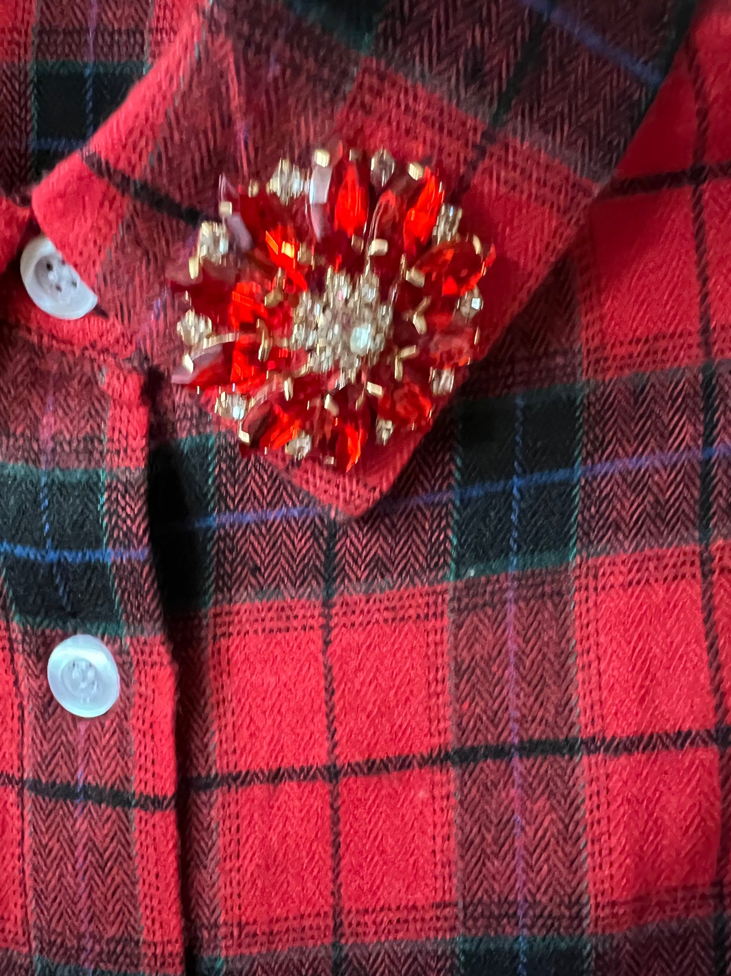 Camicia rossa quadri neri e fiori