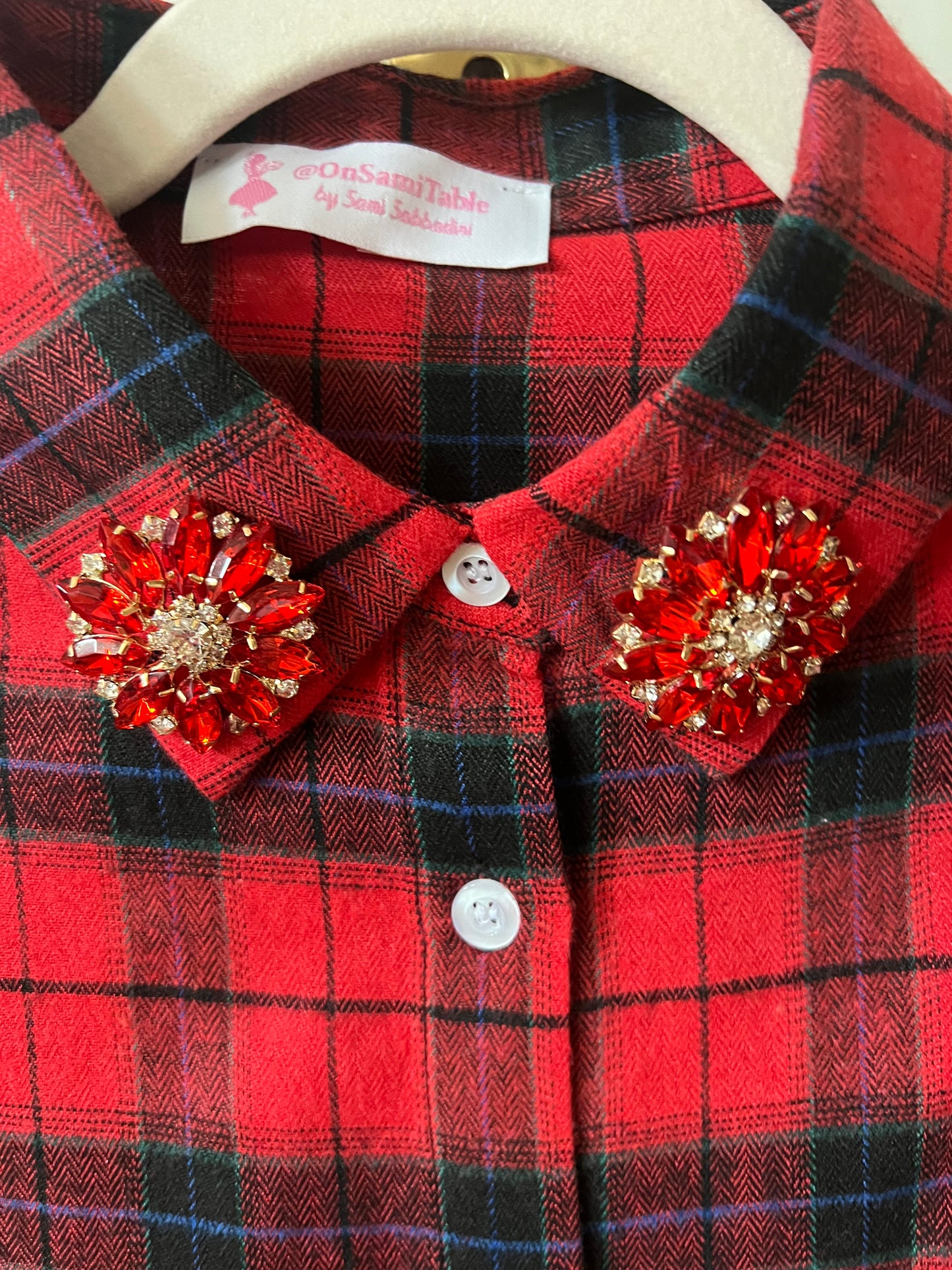 Camicia rossa quadri neri e fiori