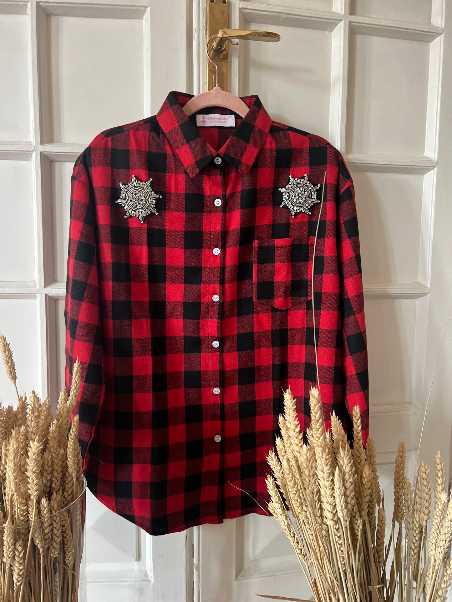 Camicia rossa quadri neri e fiocchi di neve