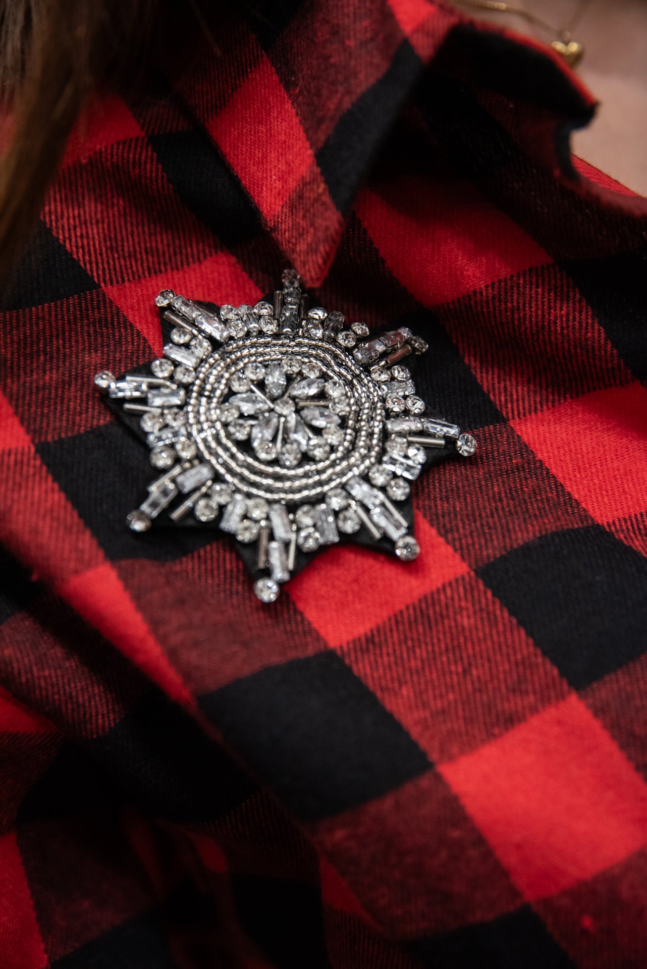 Camicia rossa quadri neri e fiocchi di neve