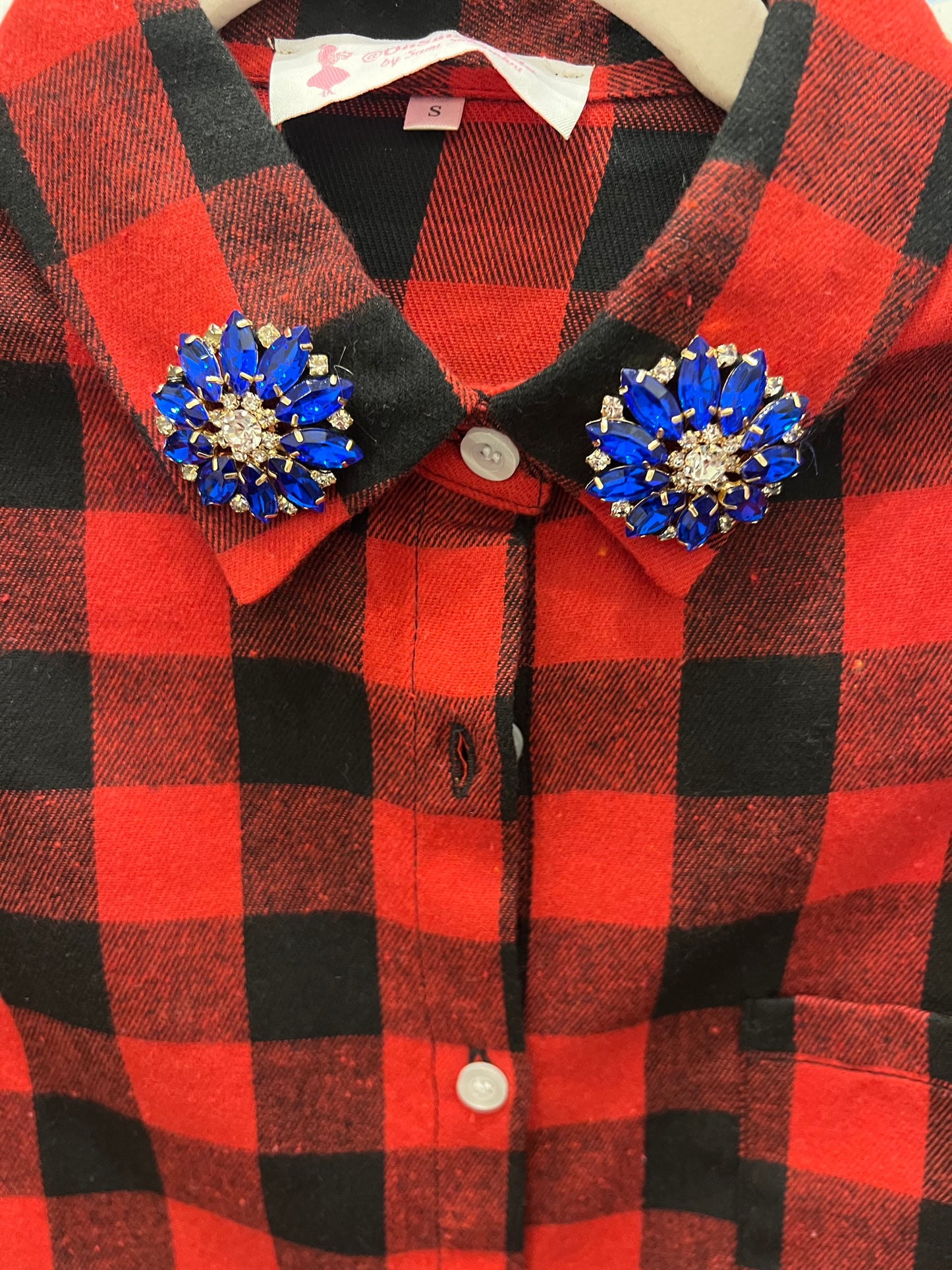 Camicia rossa quadri neri e fiori