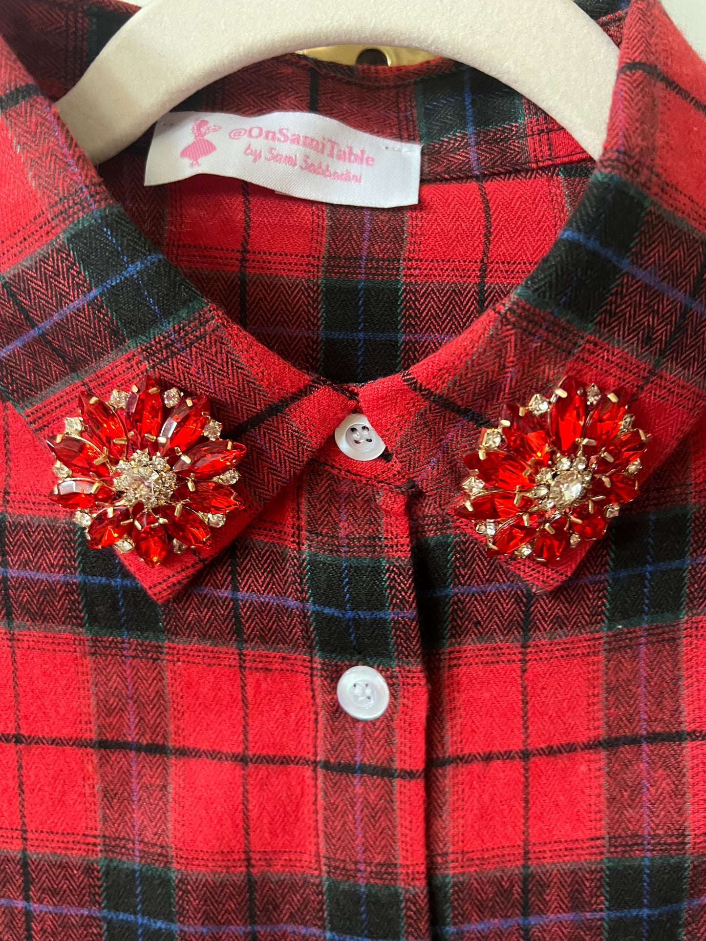 Camicia rossa quadri neri e fiori