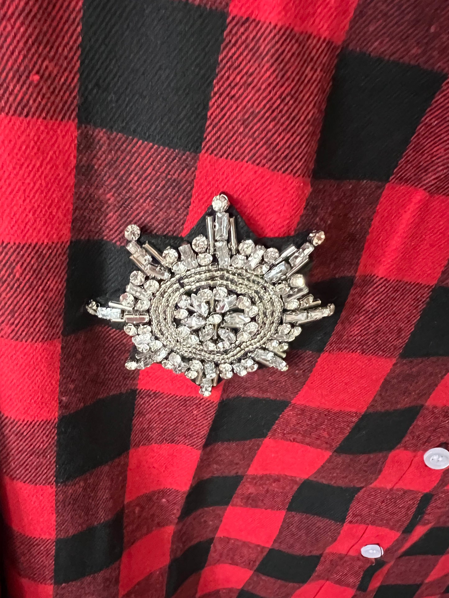 Camicia rossa quadri neri e fiocchi di neve
