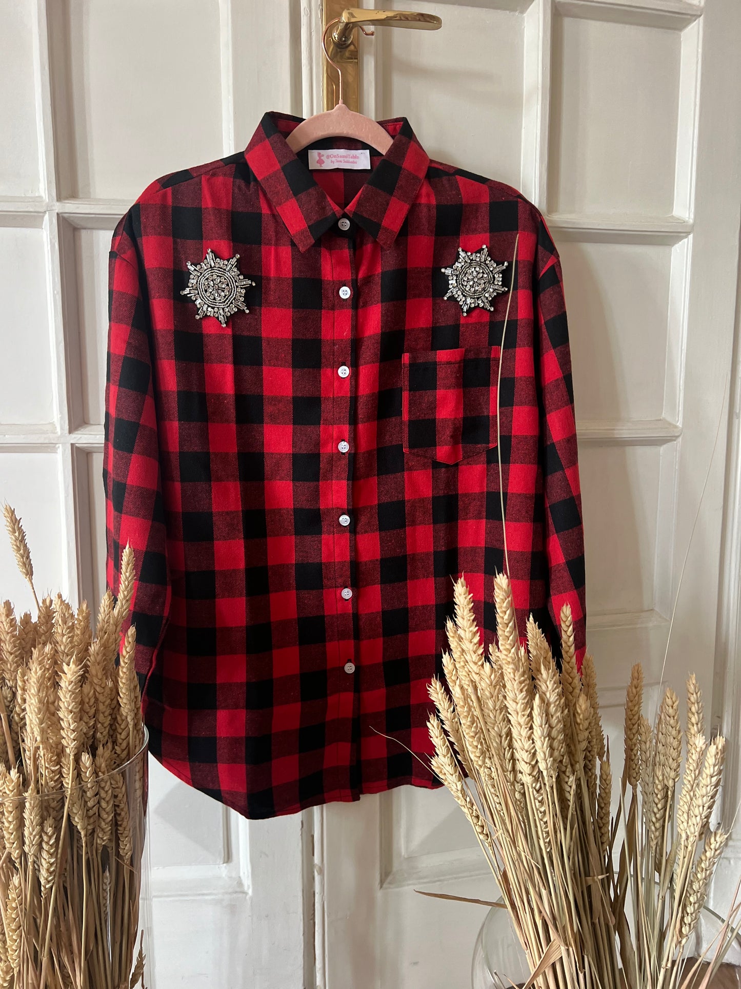 Camicia rossa quadri neri e fiocchi di neve