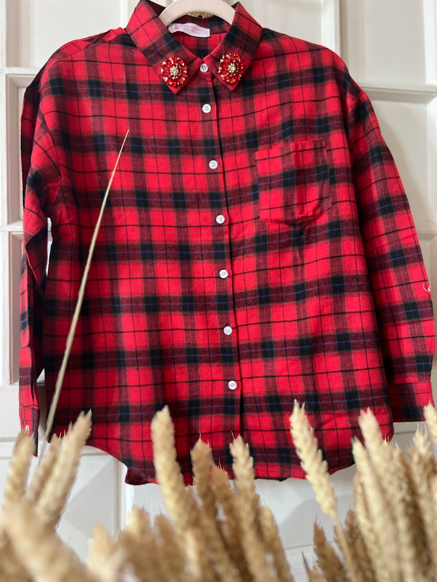 Camicia rossa quadri neri e fiori