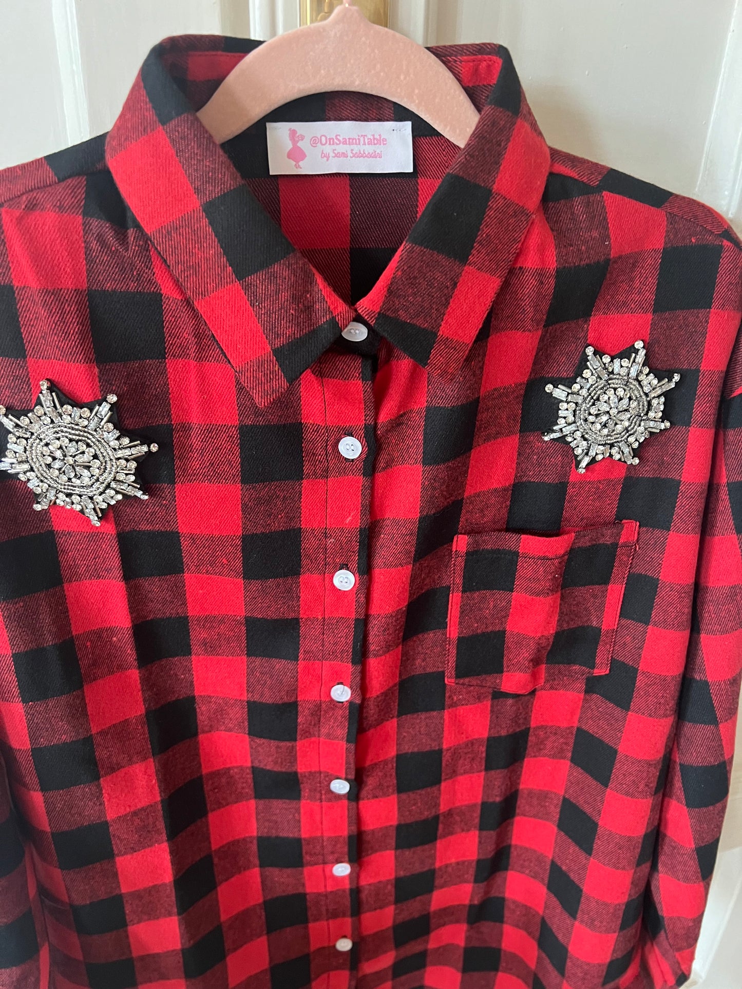 Camicia rossa quadri neri e fiocchi di neve