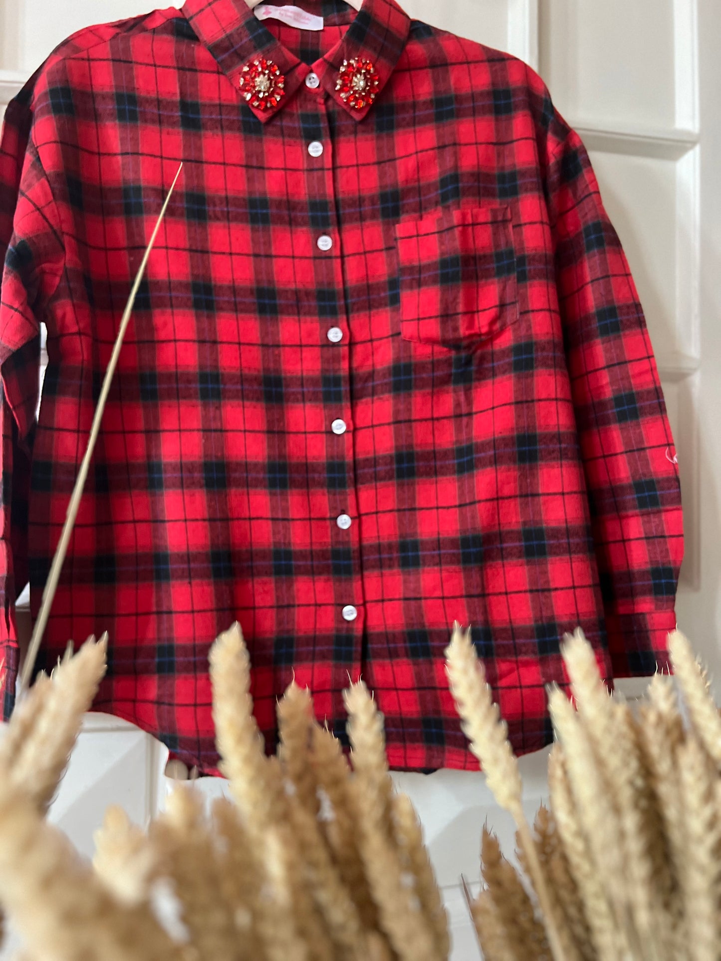 Camicia rossa quadri neri e fiori